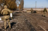 Des soldats ukrainiens gardent un checkpoint près du village de Velyka Dymerka, aux portes de Kiev, le 10 mars 2022