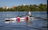 Le Français Christophe Gruault à bord d'un canot à rame, débute son périple de plus de 2.000 km sur les rivières de cinq pays, le 1er mai 2023 à Varsovie, en Pologne