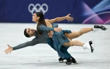 Les Français Laurence Fournier Beaudry et Guillaume Cizeron, champions olympiques de danse sur glace, le 11 février 2026 aux JO de Milan Cortina