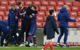 L'entraîneur néerlandais du FC Barcelone, Ronald Koeman (en noir), célèbre avec l'attaquant argentin du FC Barcelone, Lionel Messi, la victoire en demi-finale retour de la Coupe du Roi contre Séville, au stade du Camp Nou de Barcelone, le 3 mars 2021