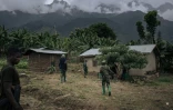Des soldats congolais en patrouille dans le village de Mwenda, récemment attaqué par les ADF, le 23 mai 2021 en RDC