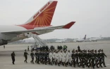 Une garde d'honneur chinoise à l'arrivée de l'avion du Premier ministre indien Narendra Modi à Qingdao pour le sommet de l'Organisation de coopération de Shanghai, le 9 juin 2018