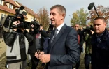 Le milliaire et candidat à la présidentielle tchèque Andrej Babis, répondant aux questions de journalistes à Pruhonice, le 20 octobre 2017