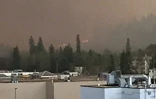 De la fumée s'élève au dessus de la ville de Fort McMurray ravagée le 3 mai 2016 par un incendie
