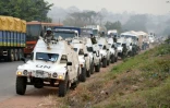 Un convoi de Casques Bleus à l'entrée de Bouaké où des soldats mutins réclament une augmentation de leurs soldes, le 6 janvier 2017 en Côte d'Ivoire