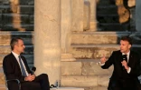 Le Premier ministre grec Kyriakos Mitsotakis (g) et le président français Emmanuel Macron lors d'un événement à l'Agora romaine d'Athènes, le 24 avril 2026 en Grèce
