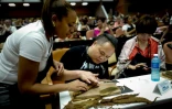 Des personnes participent à une master class pour apprendre à bien rouler et fumer les cigares cubains, le 28 février 2018 à La Havane, à Cuba