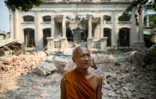 Un moine bouddhiste dans les décombres d'un monastère de Mandalay, proche de l'épicentre du séisme en Birmanie, le 1er avril 2025