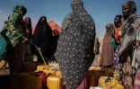 Des femmes rassemblées pour une distribution d'eau dans le camp de déplacés de Muuri à Baidoa (Somalie) le 13 février 2022