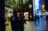 Des policiers devant la Trump Tower, le 4 décembre 2016 à New York