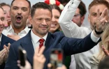 Le candidat à la présidentielle polonaise Rafal Trzaskowski, de la Coalition civique, salue ses partisans, le 1er juin 2025 à Varsovie