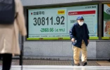 Un panneau électronique affiche le cours de l'indice Nikkei, le 7 avril 2017 à Tokyo