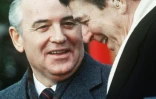 Le dernier dirigeant de l'URSS, Mikhaïl Gorbatchev, s'entretient avec Ronald Reagan, alors président des Etats-Unis, le 8 décembre 1987 à Washington