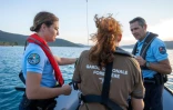 Des gendarmes et une garde forestière lors d'une opération de prévention contre les bivouacs illégaux susceptibles de provoquer un départ de feu, le 8 août 2026 sur le lac de Sainte-Croix, aux portes des Gorges du Verdon
