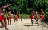 Des enfants Waiapi jouent au football dans leur village de Manilha, en Amazonie, le 13 octobre 2017