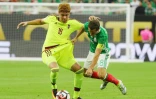 Le Vénézuélien Adalberto Penaranda, dispute le ballon au Mexicain Andres Guardado, lors d'un match du premier tour de la Copa America au NRG Stadium de Houston, dans le Texas, le 13 juin 2016