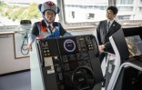 Hideki Tokoro (G), président de la société baleinière Kyodo Senpaku dans la passerelle du nouveau navire baleinier, le Kangei Maru, à Tokyo le 23 mai 2024