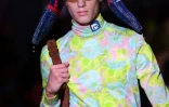 Un modèle présente la collection masculine printemps-été 2019 de Prada à Milan, le 17 juin 2018