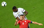 Le défenseur allemand Jérôme Boateng saute plus haut que l'attaquant polonais Robert Lewandowski, lors du match entre leurs deux équipes au premier tour de l'Euro, au Stade de France à Saint-Denis, le 16 juin 2016