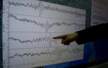 Kuo Kai-wen, directeur du Centre sismologique de Taïwan, montre les courbes du sismographe après le premier test de bombe à hydrogène annoncée par la Corée du Nord, le 6 janvier 2016 à Taipei