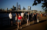 Des passants au bord de la Tamise, à Londres, le 16 juillet 2021