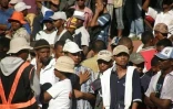 Mercredi 18 février 2008 - Quartier d'Anosy à Antananarivo -
Les partisans de "TGV" veulent entrer dans les ministères