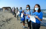 Des Tunisiens forment une impressionnante chaîne humaine sur cinq plages de la banlieue sud de Tunis pour protester contre la pollution marine le 12 septembre 2021