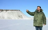 Le vice-président américain JD Vance (d), lors d'une viste à la base américaine de Pituffik, au Groenland, le 28 mars 2025