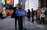 L'un des principaux candidats à la mairie de New York, Andrew Yang, donne une conférence de presse à Times Square le 9 mai 2021, après une fusillade qui a fait trois blessées sur ce haut lieu du tourisme new-yorkais