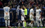 Le défenseur marocain du Paris Saint-Germain Achraf Hakimi (2e g) est exclu par l'arbitre, lors du match de L1 face à Marseille, le 24 octobre 2021 au Stade Vélodrome