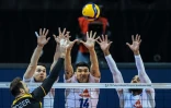 Les Français Antoine Brizard, Nicolas Le Goff et Earvin Ngapeth montent au contre sur le smash de l'Allemand Gyorgi Grozer en finale du TQO à Berlin, le 10 janvier 2020