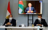 Le président français Emmanuel Macron (d), son homologue égyptien Abdel Fattah al-Sissi et le roi Abdallah II de Jordanie (à l'écran), le 18 mai 2021 à Paris