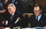 Le chancelier allemand Helmut Kohl (à gauche) et le président de la Commission européenne Jacques Delors avant la séance d'ouverture du sommet européen à Luxembourg le 28 juin 1991