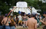 Des participants à une free party sur un site militaire à Cornusse, près de Bourges, le 2 mai 2026