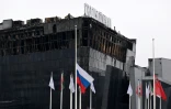 Un drapeau russe (c) en berne devant le Crocus City Hall, le 29 mars 2024 à Krasnogorsk, dans la banlieue de Moscou