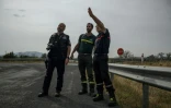 (g-d) Le gendarmer Emmanuel Guinard, Stéphane Paoli, technicien de l'ONF et Jean-Paul Baylac, chef du service des incendies de forêt du Service d'incendie et de secours de l'Aude, inspectent une zone touchée par un récent incendie de forêt, à Luc-sur-Orbieu, près de Narbonne, le 19 août 2025