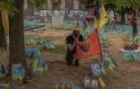 Un homme se recueille dans un mémorial pour les soldats tués au combat, le 27 mai 2024 sur la place de l'Indépendance à Kiev