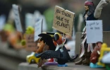 Des figurines avec des messages contre le réchauffement climatique à Melbourne le 27 novembre 2015