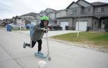 Julien Ferrer sur sa trottinette à Winnipeg, au Canada, le 17 mai 2018