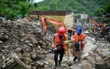 Des secouristes utilisent des pelleteuses pour dégager les décombres des maisons effondrées et rechercher des victimes dans les débris, à Dalori, dans la province montagneuse de Khyber Pakhtunkhwa, le 19 août 2025 au Pakistan