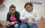 Une adolescente venue du Salvador avec sa mère qui a été détenue la retrouve dans un centre d'aide catholique de McAllen au Texas, le 17 juin 2018