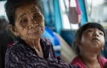 Une marchande-batelière et sa petite-fille sur le marché flottant de Cai Rang dans le delta du Méking, au Vietnam, le 17 juillet 2017