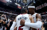 Jimmy Butler et Gabe Vincent se congratulent après la victoire du Miami Heat sur Boston dans le match 1 de la finale de Conférence en NBA le 17 mai 2022 à Miami