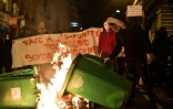 Des manifestants devant des poubelles en flammes dans le quatier de Barbès-Rochechouart à Paris, le 15 février 2017