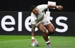 Le centre de l'Angleterre Manu Tuilagi inscrit un essai lors de la victoire 35-3 sur les Tonga à Sapporo lors du Mondial le 22 septembre 2019