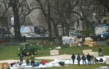 Des personnels de l'organisation Samaritan's Purse installent un hĂ´pital de campagne dans Central Park, Ă New York, le 29 mars 2020