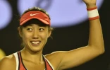 La Chinoise Zhang Shuai salue les spectateurs après sa victoire face à l'Américaine Madison Keys lors de l'Open d'Australie, le 25 janvier 2016 à Melbourne