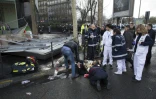 Une personne blessée par la chute d'un panneau publicitaire, secourue par les pompiers le 8 février 2016 à Paris