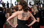 L'actrice belgo-néerlandaise Sand Van Roy porte dans son dos l'inscription "Stop violence against women" ("Mettre fin aux violences contre les femmes"), lors de la 72e édition du Festival de Cannes, le 19 mai 2019