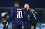 Le sélectionneur des Bleus Didier Deschamps félicite Kylian Mbappé après son but contre la Croatie le 14 octobre 2020 à Zagreb en Ligue des nations 